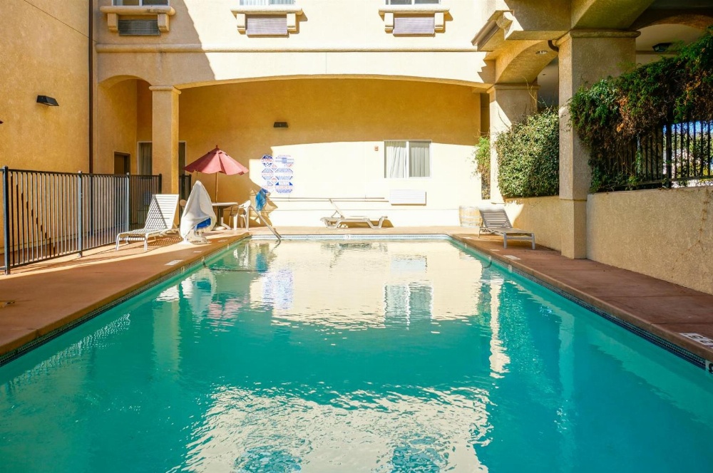 Lamplighter Inn & Suites