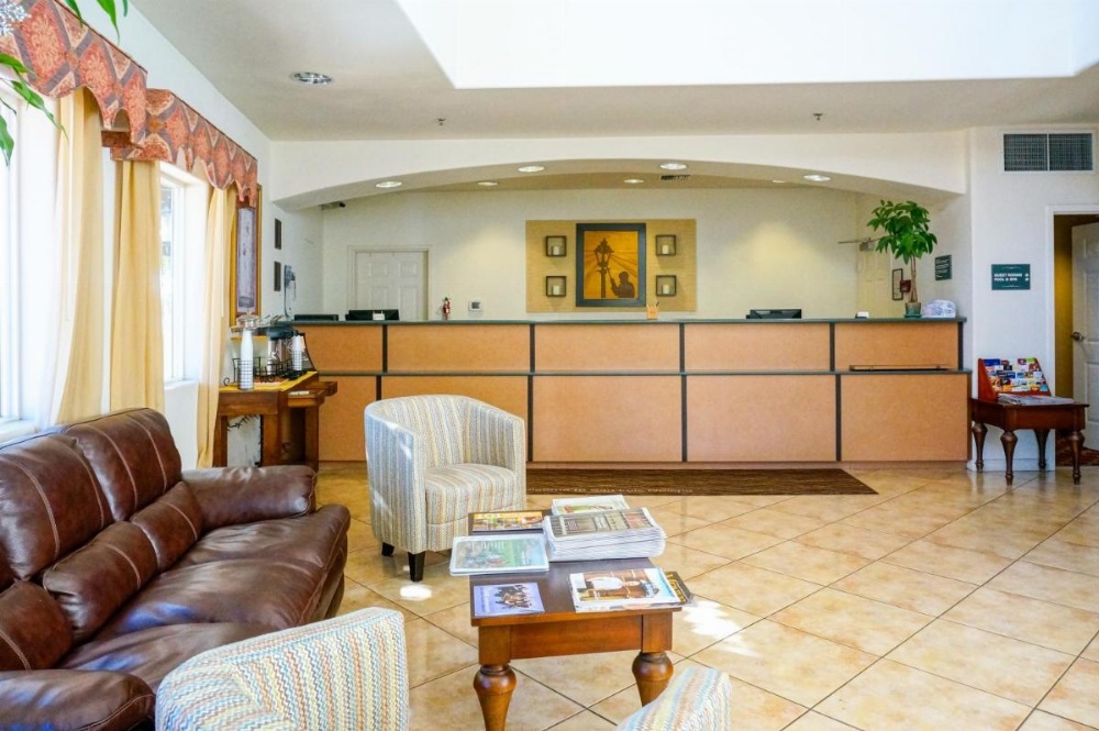 Lamplighter Inn & Suites